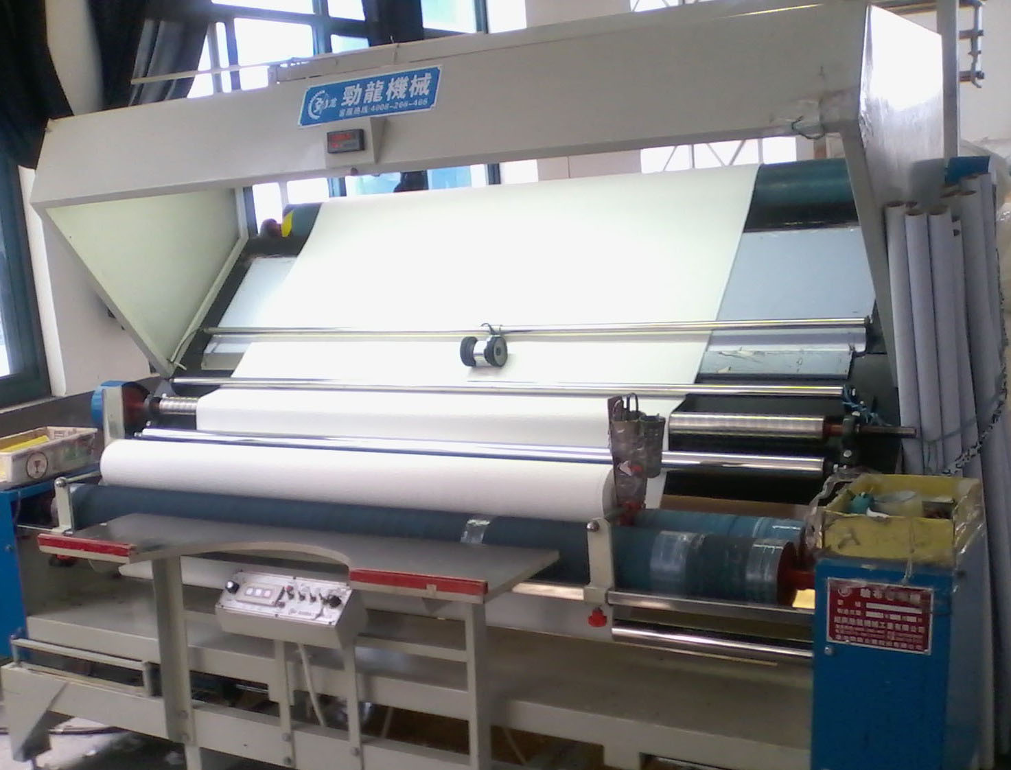 Cloth inspecting machine